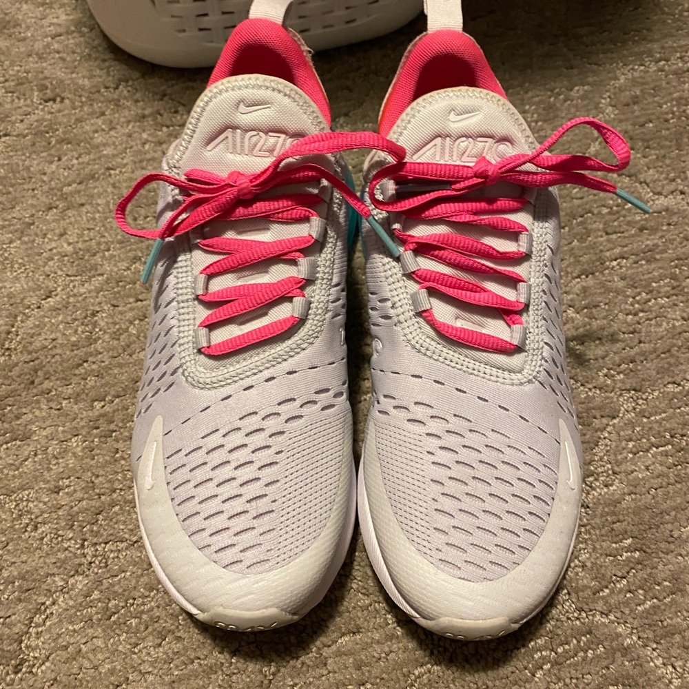 Nike women’s size 8 air max 270
